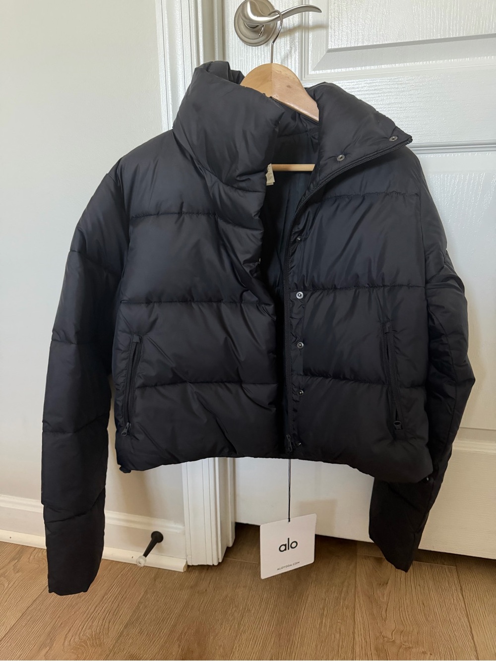 ALO Yoga Gold Rush black Cropped Puffer NWT - Picture 13 of 14